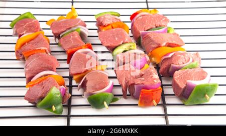 Kebabs de boeuf et de légumes isolés sur fond blanc Banque D'Images