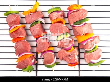 Kebabs de boeuf et de légumes isolés sur fond blanc Banque D'Images