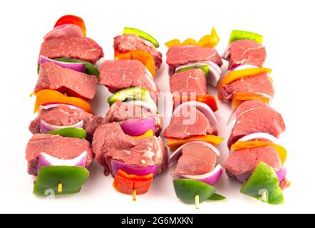 Kebabs de boeuf et de légumes isolés sur fond blanc Banque D'Images