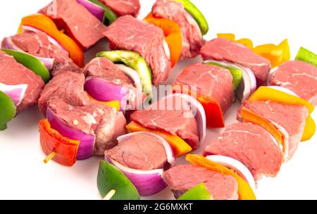 Kebabs de boeuf et de légumes isolés sur fond blanc Banque D'Images