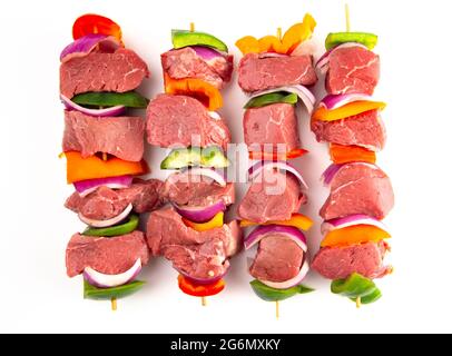 Kebabs de boeuf et de légumes isolés sur fond blanc Banque D'Images