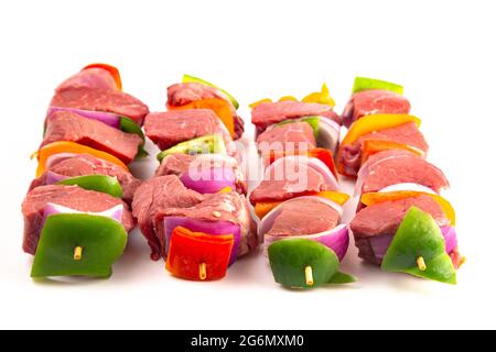 Kebabs de boeuf et de légumes isolés sur fond blanc Banque D'Images