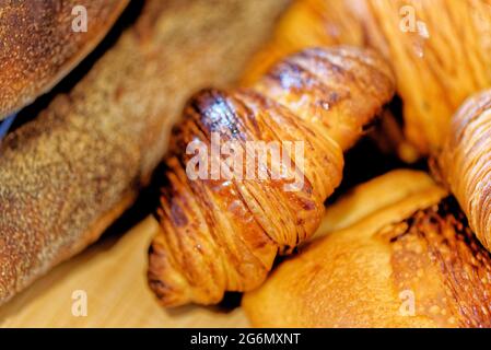 Assortiment de pâtisseries croissants, pains au chocolat et baguettes françaises - boulangerie française Banque D'Images