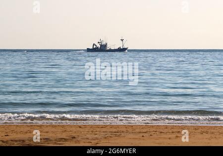 Chalutier revenant au port après une nuit de pêche sur un matin ensoleillé de juin Santander Cantabria Espagne Banque D'Images