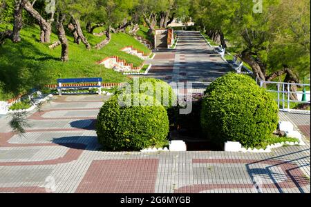 Les jardins de Piquio à côté des plages de Sardinero Santander Cantabria Espagne vides un matin ensoleillé de juin Banque D'Images