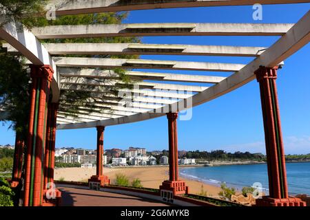 Vues depuis les jardins Piquio des plages de Sardinero Santander Cantabria Espagne vers le phare El Faro et l'hôtel Chiqui avec les personnes marchant Banque D'Images