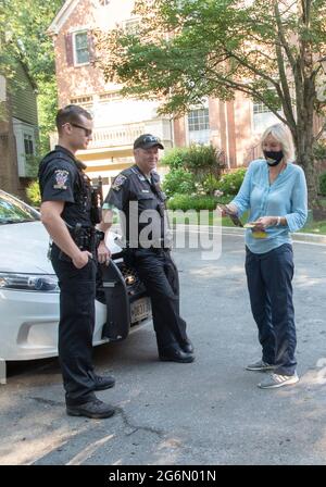 Chevy Chase, MD, États-Unis. 6 juillet 2021. Ingrid Newkirk, présidente de People for the Ethical Treatment of Animals ( PETA) remet un agent de police du NIH un dépliant après avoir fourni un singe portant 179,000 signatures à la maison du NIH DirectorÕs Francis Collins pour exiger la fin de l'expérimentateur du NIH Elisabeth MurrayÕs douloureux, traumatisant, Des expériences mortelles sur des singes à Chevy Chase, Maryland, le 7 juillet 2021. Crédit : Patsy Lynch/Meda Punch/Alay Live News Banque D'Images