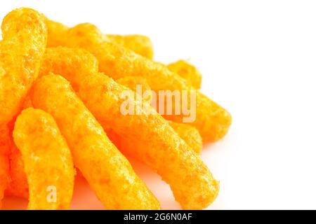 Cheddar d'orange, feuilletés isolés sur fond blanc Banque D'Images