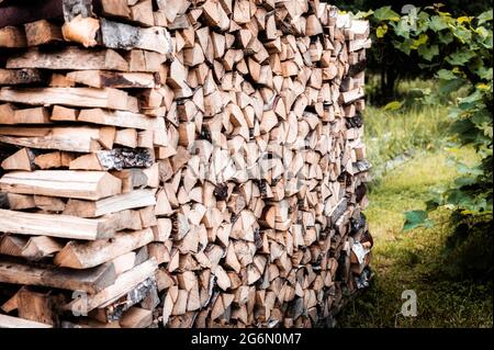 une pile de bois avec récolte et bois de chauffage empilé de bois haché pour l'allumage et le chauffage de la maison. bois de chauffage du bouleau Banque D'Images