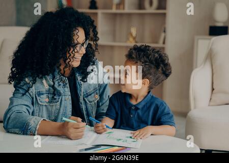 Belle famille afro-américaine de mère et de fils passant du temps à la maison Banque D'Images