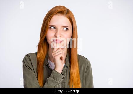 Photo de jeune charmant doux charmante petite fille pensive look copyspace penser isolé sur fond gris couleur Banque D'Images