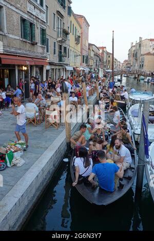 Venendig, Stadtleben an der Fondamenta dei Ormesini // Venise, les gens dînant à Fondamenta dei Ormesini Banque D'Images