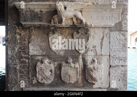 L'Arsenal vénitien (italien : Arsenale di Venezia) est un complexe d'anciens chantiers navals et armateurs regroupés dans la ville de Venise au nord Banque D'Images