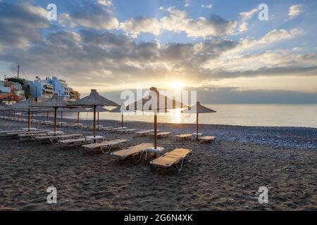 Plage vide avec parasols et transats fermés. Lever de soleil incroyable. Magnifique vue sur la mer en été. 2020 voyage de quarantaine d'été. Détendez plac Banque D'Images