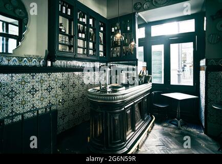 Intérieur d'une taverne espagnole classique décorée de carreaux. Centre de Madrid, Espagne. Banque D'Images