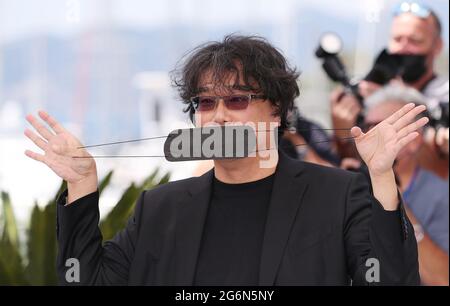 Cannes, France. 7 juillet 2021. Le réalisateur sud-coréen Bong Joon-Ho pose pendant le photocall au 74e Festival de Cannes, France, le 7 juillet 2021. Credit: Gao Jing/Xinhua/Alamy Live News Banque D'Images