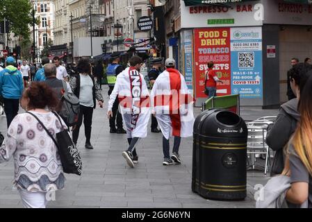 Leicester Square, Londres, Royaume-Uni. 7 juillet 2021. Les fans d'Angleterre à Leicester Square avant l'Angleterre de ce soir contre le Danemark, EURO 2020. Crédit : Matthew Chattle/Alay Live News Banque D'Images