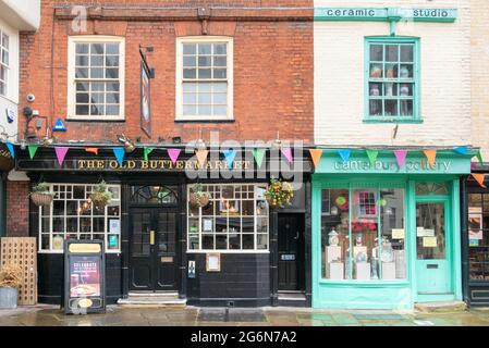 Pub et boutiques sur le marché du beurre Canterbury Kent Angleterre GB Europe Banque D'Images