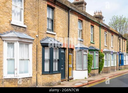 Rangée de maisons mitoyennes sur St Peters Grove à Canterbury Kent Angleterre GB Europe - maison terrasse maison mitoyenne uk Banque D'Images