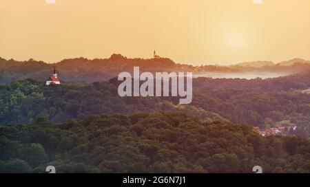 Magnifique paysage de deux églises sur les collines en Croatie, comté hrvatsko zagorje Banque D'Images