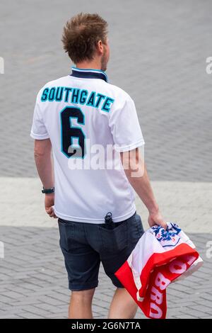 Londres, Royaume-Uni. 7 juillet 2021. Un fan d'Angleterre portant une chemise portant le nom de Gareth Southgate, chef d'équipe, arrive devant le stade Wembley, avant la demi-finale de l'Euro 2020 entre l'Angleterre et le Danemark. 60,000 partisans, le plus à même de regarder un match depuis le début de la pandémie, seront dans les tribunes à mesure que le gouvernement britannique aura assoupli les restrictions. Credit: Stephen Chung / Alamy Live News Banque D'Images