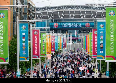 Londres, Royaume-Uni. 7 juillet 2021. Les fans d'Angleterre arrivent devant le stade Wembley, avant la demi-finale de l'Euro 2020 entre l'Angleterre et le Danemark. 60,000 partisans, le plus à même de regarder un match depuis le début de la pandémie, seront dans les tribunes à mesure que le gouvernement britannique aura assoupli les restrictions. Credit: Stephen Chung / Alamy Live News Banque D'Images