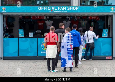 Londres, Royaume-Uni. 7 juillet 2021. Les fans d'Angleterre se rendent dans une boutique de souvenirs à l'extérieur du stade Wembley avant la demi-finale de l'Euro 2020 entre l'Angleterre et le Danemark. 60,000 partisans, le plus à même de regarder un match depuis le début de la pandémie, seront dans les tribunes à mesure que le gouvernement britannique aura assoupli les restrictions. Credit: Stephen Chung / Alamy Live News Banque D'Images