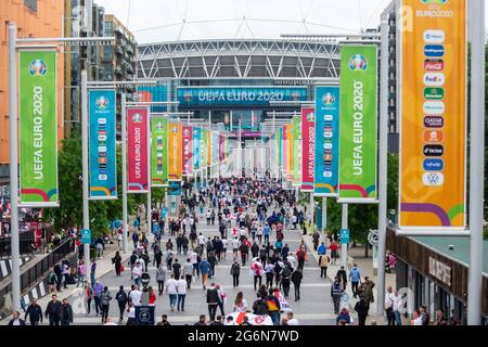 Londres, Royaume-Uni. 7 juillet 2021. Les fans d'Angleterre arrivent devant le stade Wembley, avant la demi-finale de l'Euro 2020 entre l'Angleterre et le Danemark. 60,000 partisans, le plus à même de regarder un match depuis le début de la pandémie, seront dans les tribunes à mesure que le gouvernement britannique aura assoupli les restrictions. Credit: Stephen Chung / Alamy Live News Banque D'Images