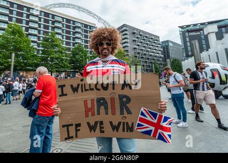 Londres, Royaume-Uni. 7 juillet 2021. Un fan d'Angleterre avec un panneau personnel devant le stade Wembley, devant la demi-finale de l'Euro 2020 entre l'Angleterre et le Danemark. 60,000 partisans, le plus à même de regarder un match depuis le début de la pandémie, seront dans les tribunes à mesure que le gouvernement britannique aura assoupli les restrictions. Credit: Stephen Chung / Alamy Live News Banque D'Images