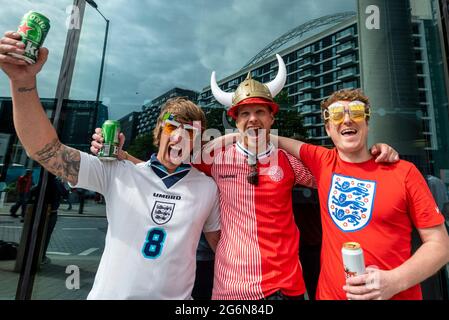 Londres, Royaume-Uni. 7 juillet 2021. Les fans de l'Angleterre et un fan du Danemark arrivent devant le stade Wembley, avant la demi-finale de l'Euro 2020 entre l'Angleterre et le Danemark. 60,000 partisans, le plus à même de regarder un match depuis le début de la pandémie, seront dans les tribunes à mesure que le gouvernement britannique aura assoupli les restrictions. Credit: Stephen Chung / Alamy Live News Banque D'Images