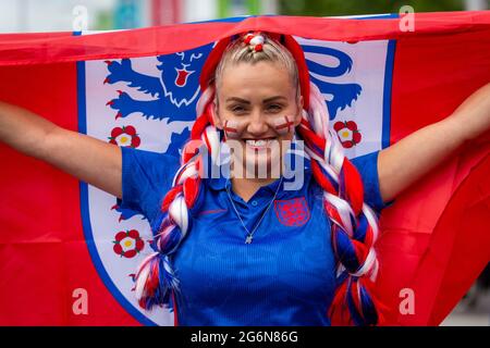 Londres, Royaume-Uni. 7 juillet 2021. Un fan d'Angleterre avec peinture faciale et cheveux décorés devant le stade Wembley, devant la demi-finale Euro 2020 entre l'Angleterre et le Danemark. 60,000 partisans, le plus à même de regarder un match depuis le début de la pandémie, seront dans les tribunes à mesure que le gouvernement britannique aura assoupli les restrictions. Credit: Stephen Chung / Alamy Live News Banque D'Images