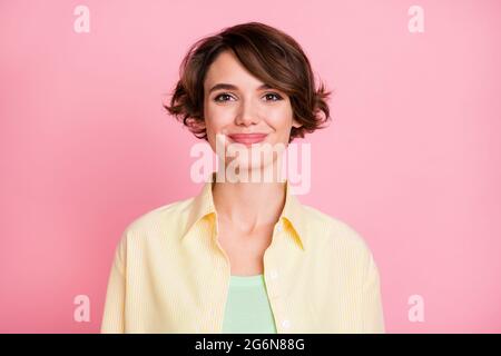 Photo de mignon doux drôle jeune femme habillé chemise jaune souriant isolé couleur rose fond Banque D'Images