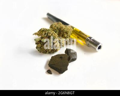 Différentes formes de marijuana, comme de la résine dorée dans un stylo de vape, du haschisch et des mauvaises herbes, ou de l'herbe Banque D'Images