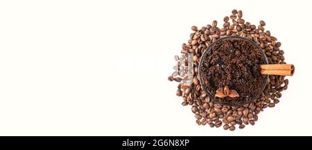 Bannière panoramique avec soin du visage et du corps fait maison, gommage au café naturel. Bol contenant du café naturel, du sucre et du gommage à l'huile. Concept spa. Orga naturel Banque D'Images