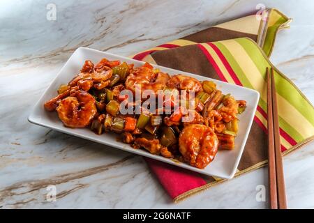 À emporter poulet chinois et crevettes géantes avec légumes sautés mélangés Banque D'Images