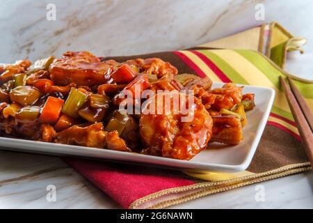 À emporter poulet chinois et crevettes géantes avec légumes sautés mélangés Banque D'Images