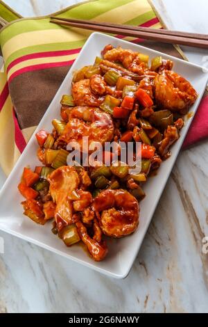 À emporter poulet chinois et crevettes géantes avec légumes sautés mélangés Banque D'Images