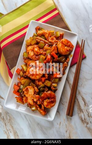 À emporter poulet chinois et crevettes géantes avec légumes sautés mélangés Banque D'Images