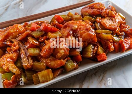 À emporter poulet chinois et crevettes géantes avec légumes sautés mélangés Banque D'Images