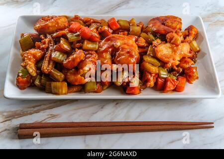 À emporter poulet chinois et crevettes géantes avec légumes sautés mélangés Banque D'Images