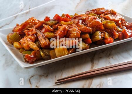 À emporter poulet chinois et crevettes géantes avec légumes sautés mélangés Banque D'Images