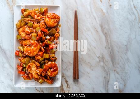 À emporter poulet chinois et crevettes géantes avec légumes sautés mélangés Banque D'Images