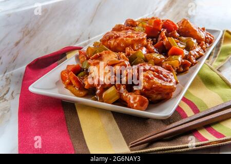 À emporter poulet chinois et crevettes géantes avec légumes sautés mélangés Banque D'Images