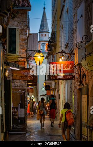 Budva, Monténégro - 17 septembre 2015 : rue de la vieille ville la nuit avec boutiques et cafés. Monténégro, Balkans, Europe voyage. Banque D'Images