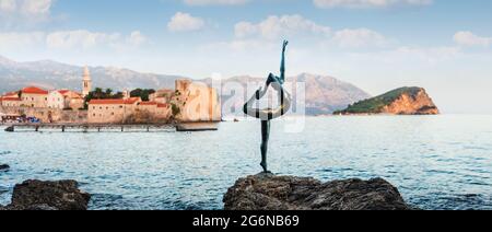 Sculpture de danseuse fille à Budva, Monténégro, Balkans, Europe. Vieille ville et montagnes dans l'arrière-plan. Banque D'Images