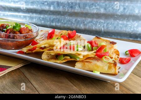 Quesadillas de fromage mexicain végétarien au poivre avec salsa aux haricots noirs Banque D'Images