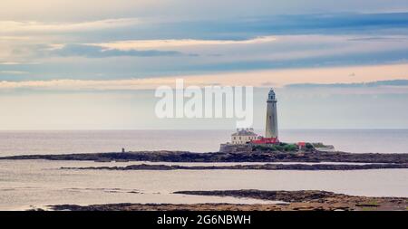 En début de matinée, l'été, le phare de St Mary's et Keeperss' Cottages sont baignés de soleil dans des tons pastel de rose, de violet et de bleu. Situé sur l'île Sainte-Marie Banque D'Images