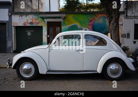 La vieille Volkswagen blanche, très probablement fabriquée en Allemagne, est encore utilisée à Buenos Aires Banque D'Images