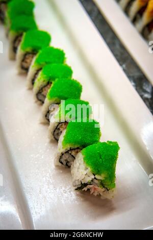 Divers buffet sushi rolls à la station-service Banque D'Images