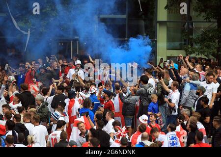 Londres, Royaume-Uni. 07e juillet 2021. Les fans de l'Angleterre ont fait une lumière bleue à l'extérieur du sol. Scenes Ahead off the UEFA Euro 2020 Tournament semi final match, England v Denmark, Wembley Stadium, Londres le mercredi 7 juillet 2021. photo par Steffan Bowen/Andrew Orchard sports Photography/Alay Live News crédit: Andrew Orchard sports Photography/Alay Live News Banque D'Images